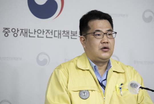 손영래 중앙사고수습본부 사회전략반장이 코로나19 중앙재난안전대책본부 비대면 정례브리핑을 하고 있다. <보건복지부>